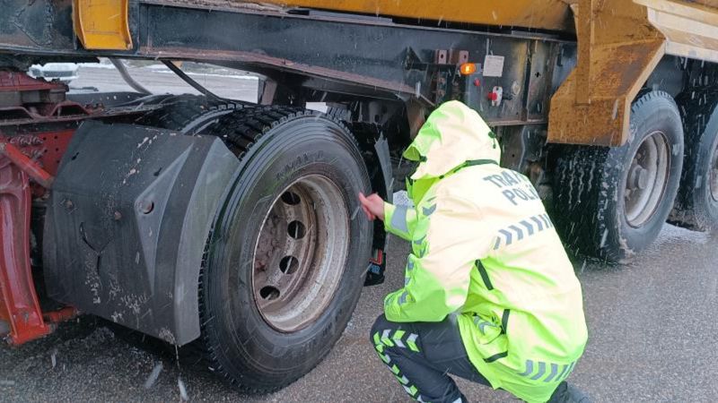 Düzce'de polis ekiplerinin kar mesaisi başladı