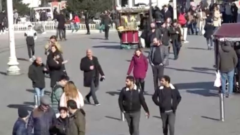 Taksim'de gece yağan kar yerini güneşli havaya bıraktı