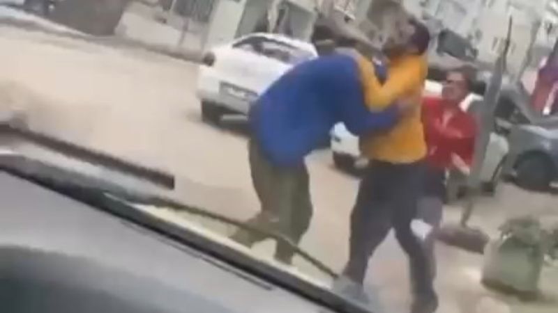 Bursa'da iki farklı ilçede yaşanan yol verme kavgaları kamerada