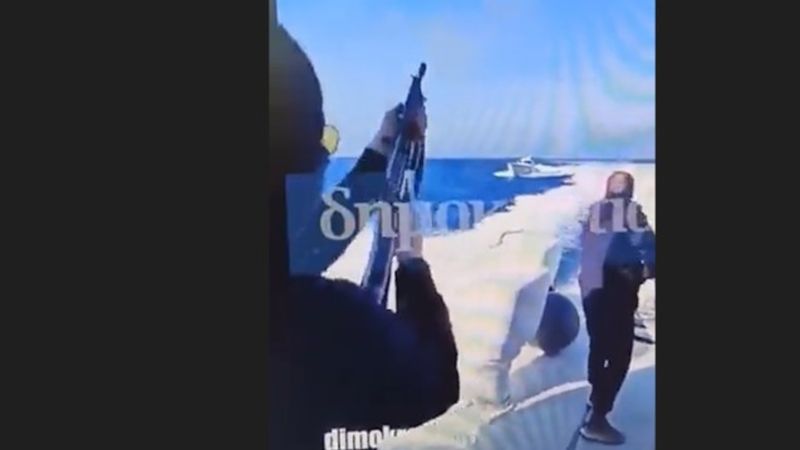 Türk Sahil Güvenlik botunun kovaladığı Yunan unsurlarından taciz ateşi