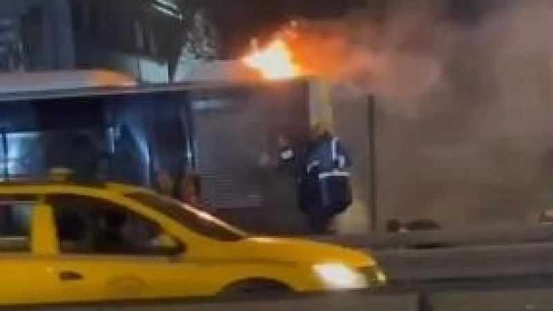 Bakırköy'de metrobüs alev alev yandı