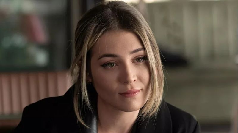 Dokuz Oğuz'un Ajan Bilge'si beline kadar inen dekoltesiyle...