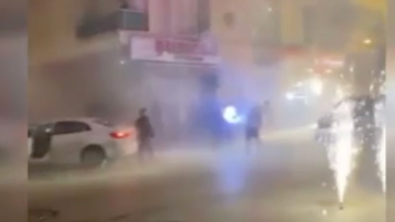 İstanbul'da cezaevinden çıkan arkadaşları için mahalleyi birbirine kattılar