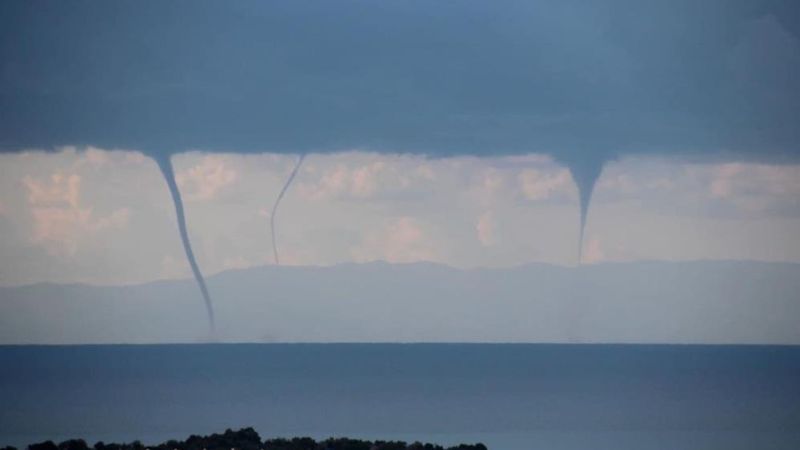 İzmir'de aynı anda 8 hortum oluştu: O anlar kameralara yansıdı
