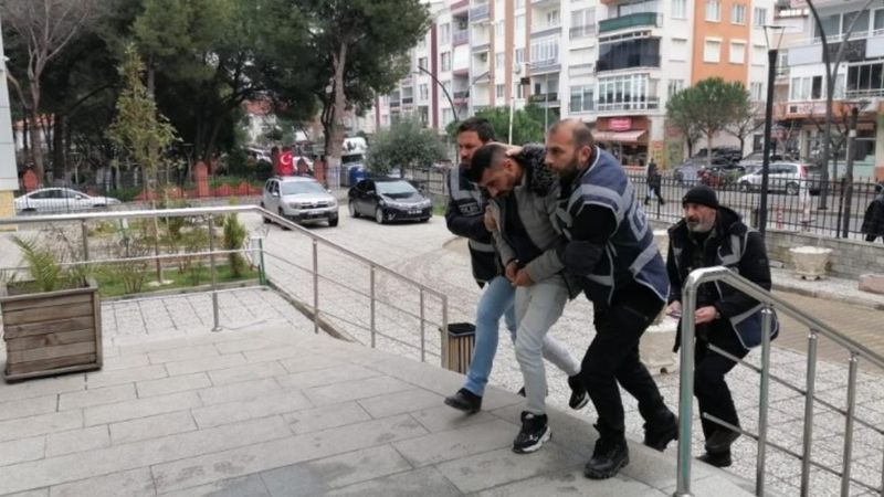 Manisa'da bir kişi boşandığı eski karısını bıçaklayarak öldürdü