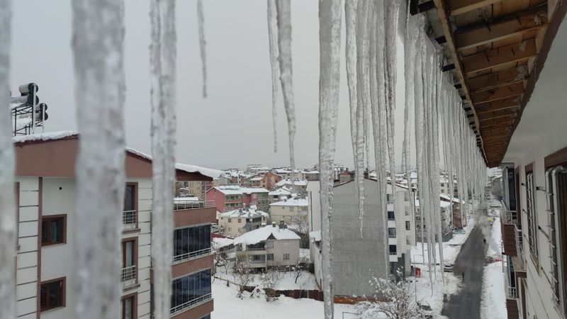 Bingöl'de dondurucu soğuk: Buz sarkıtları 1,5 metreyi aştı