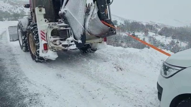 Elazığ'da kar yağışı: Araçlar mahsur kaldı