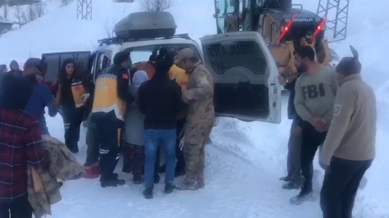 Siirt'te kardan yolu kapanan mezradaki hasta için seferber oldular