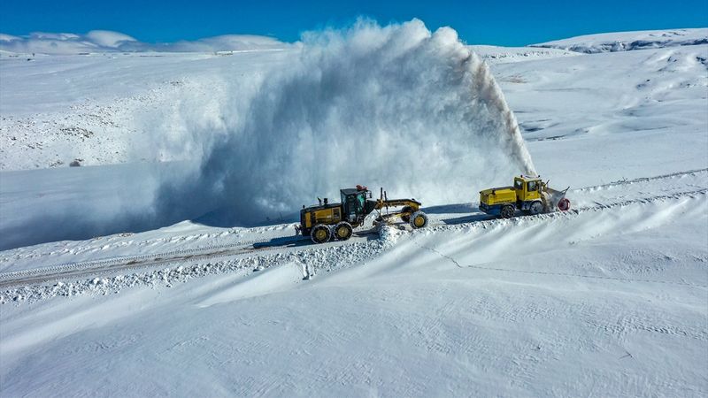Karla kaplanan Van'da yol açma çalışması yapıldı