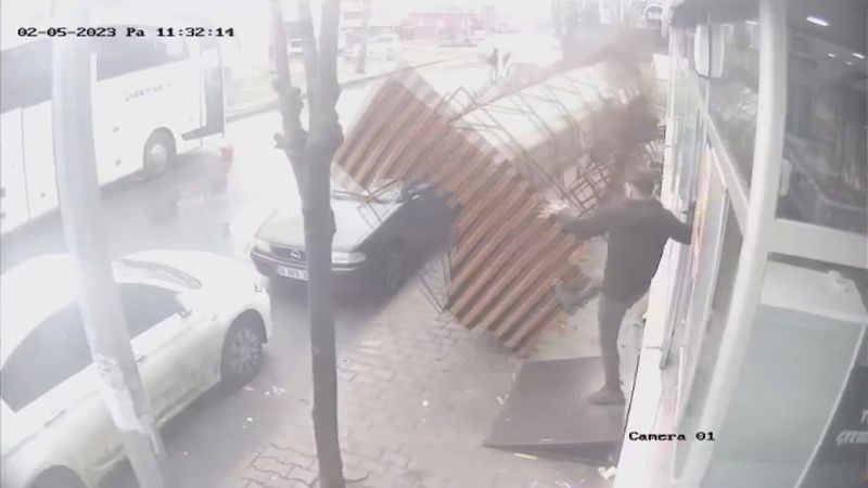 Arnavutköy'de manav reyonu devrildi