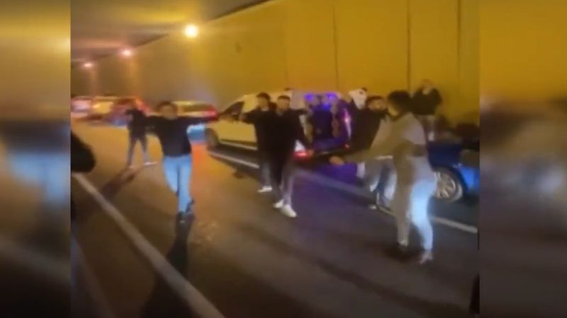 Beylikdüzü'nde bir grup konvoyu durdurup oyun oynadı: Araç kuyruğu oluştu