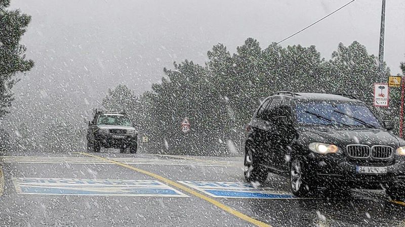 İstanbul'da kar yağışı hızlandı; Valilik: Okullar tatil edildi!