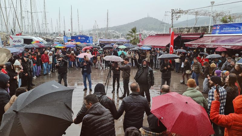 Muğla'da yağmur altında horon oynadılar