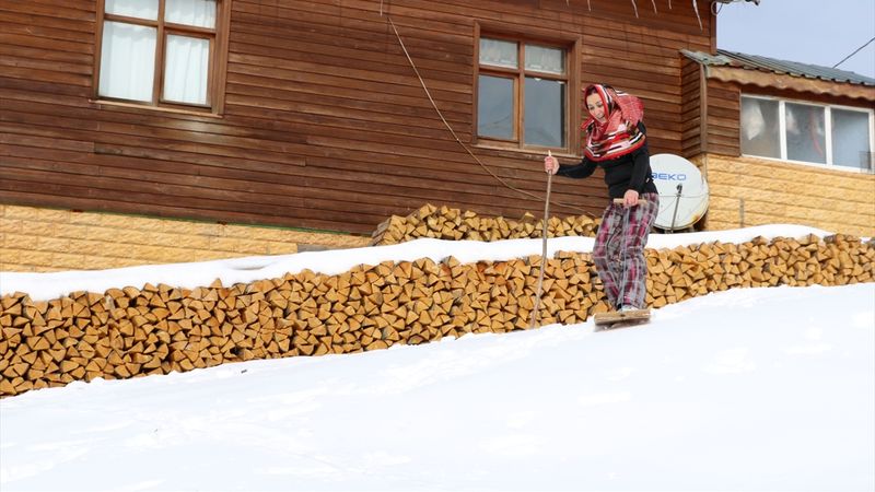 Rize'de lazboard ile kayak şenliği düzenlendi: Vatandaşlar kıyasıya yarıştı