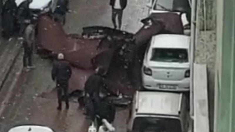 Sultangazi'de kuvvetli rüzgar nedeniyle çatı uçtu