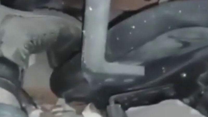 Adana'da deprem sonrası enkaz altında kalan vatandaşın yardım istediği anlar