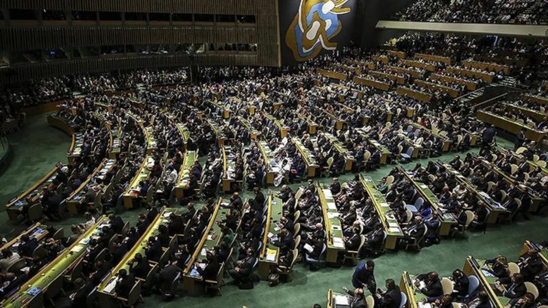 BM Genel Kurulu'nda depremde vefat edenler için saygı duruşu