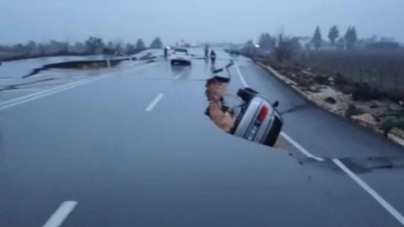 Deprem sonrası Hatay ile Reyhanlı arasındaki yolda meydana gelen göçükler