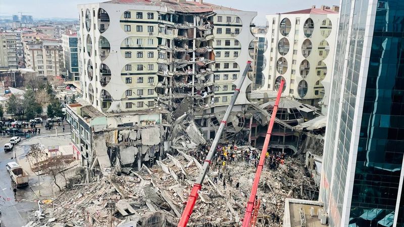 Depremde enkaz altında kalan vatandaşla kurtarma ekibi rolü yaparak dalga geçtiler