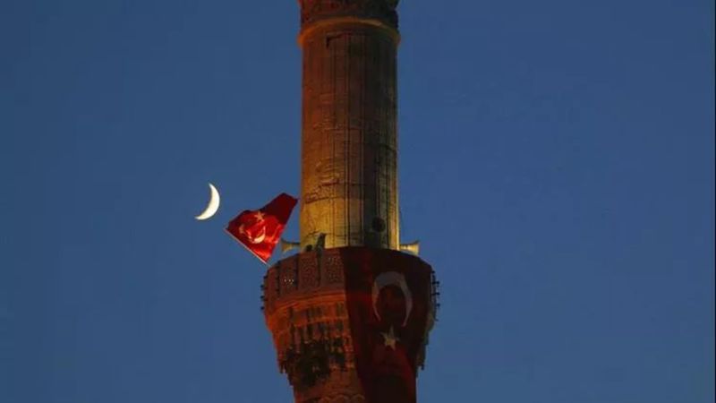 Depremde vefat edenler için sala okundu