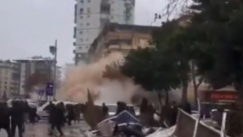 Gaziantep'teki binanın çökme anı