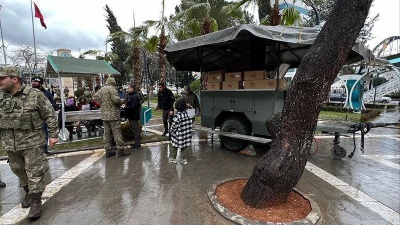 Mehmetçik'ten depremzedelere sıcak yemek dağıtımı