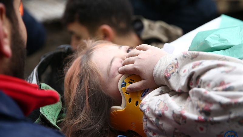 Osmaniye'de yıkılan 10 katlı binadan bir kız çocuğu sağ çıkarıldı