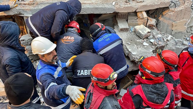 Diyarbakır'da enkazdan 27 saat sonra 1 kişi kurtarıldı
