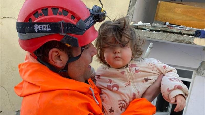 Hatay'da 1 yaşındaki bebek kurtarıldı