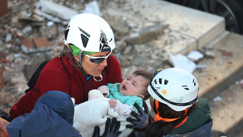 Hatay'da anne ve bebeğinin mucize kurtuluşu