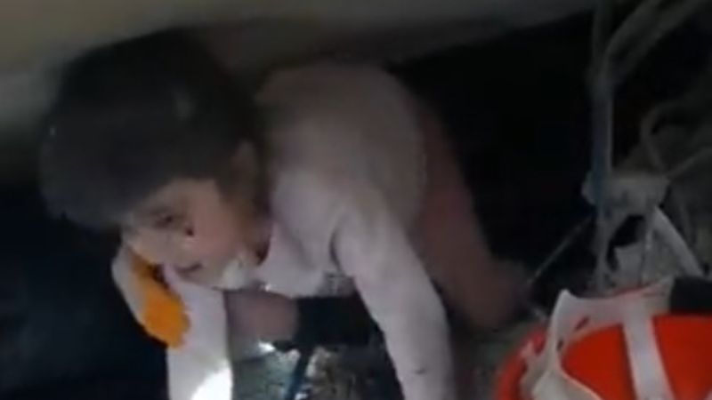 Kahramanmaraş'taki minik çocuğun emekleyerek kurtarılma anı