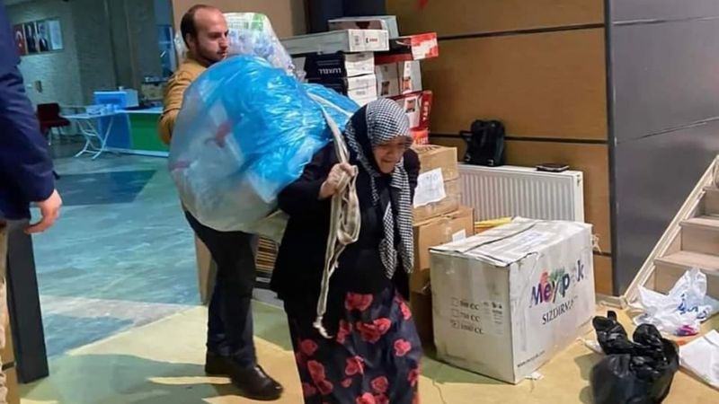 Rize'de yaşlı teyze, depremzedeler için yardım çuvalı taşıdı