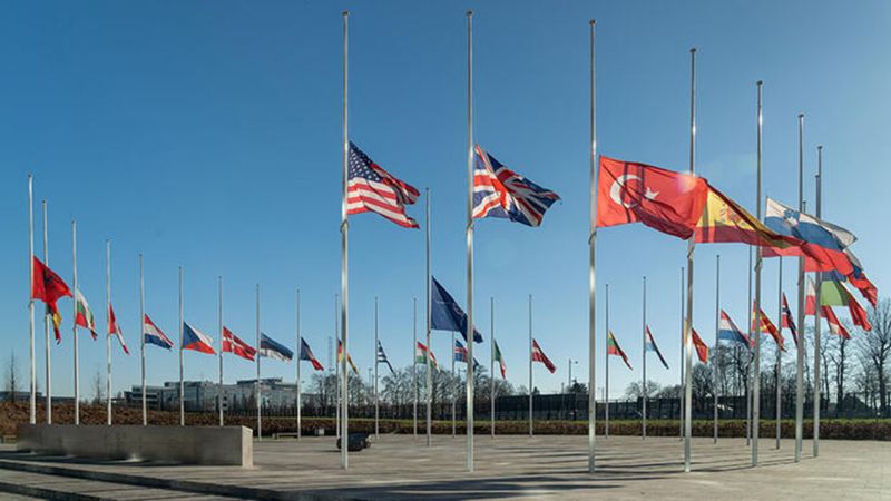 Türkiye'deki deprem sonrası NATO'da bayraklar yarıya indirildi