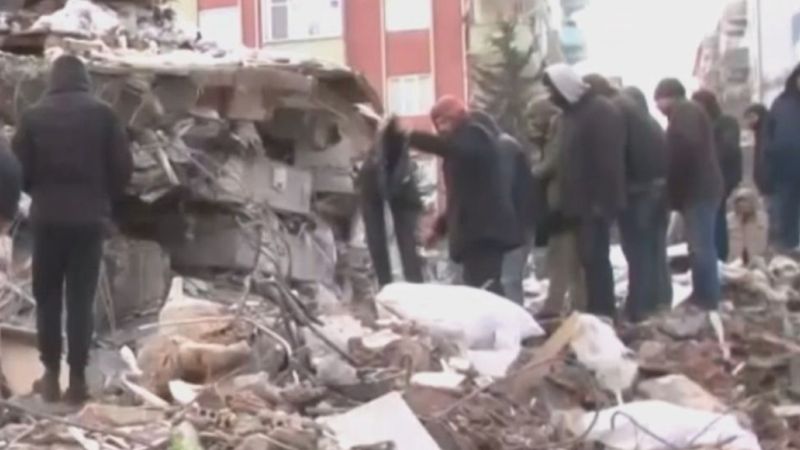 Adıyaman'da enkaz başında hırsızlık anı kameraya yansıdı