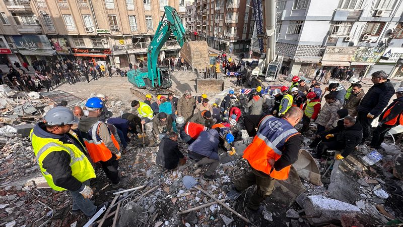 Hatay'da yaşlı kadın enkaz altından 2 gün sonra kurtarıldı