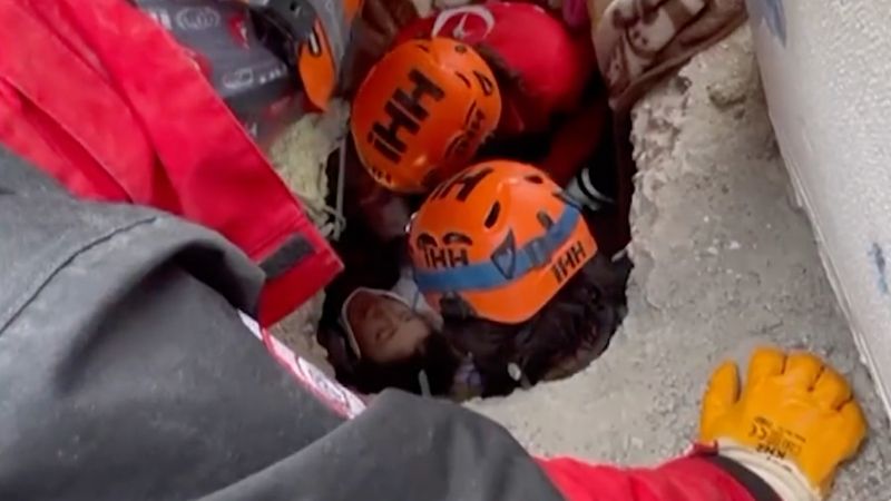 Kahramanmaraş'ta enkaz altından çıkarılan çifte ilk müdahaleyi sağlık çalışanı kızları yaptı