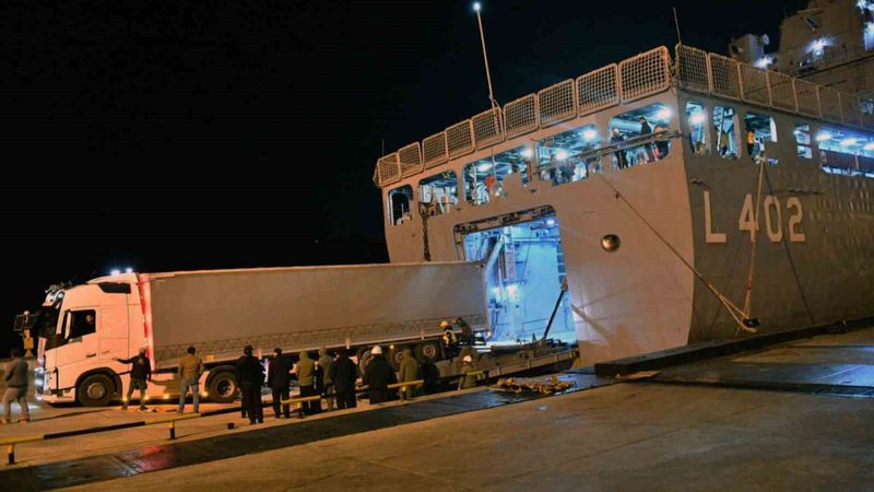 Deprem bölgesine tıbbi malzemeler askeri gemi ile gönderildi