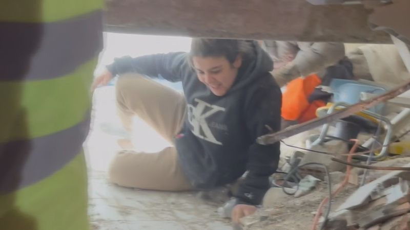 Kahramanmaraş'ta enkazdan çıkarılan genç kız annesini sordu