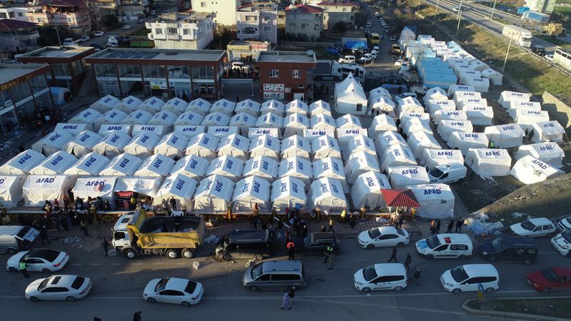 İslahiye'de depremzedeler çadır kente yerleştirildi, asker çorba dağıttı