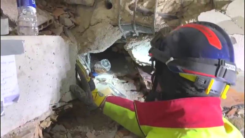 Alman kurtarma ekibi, enkaz altındaki kadına Türkçe konuşarak yardımcı oldu