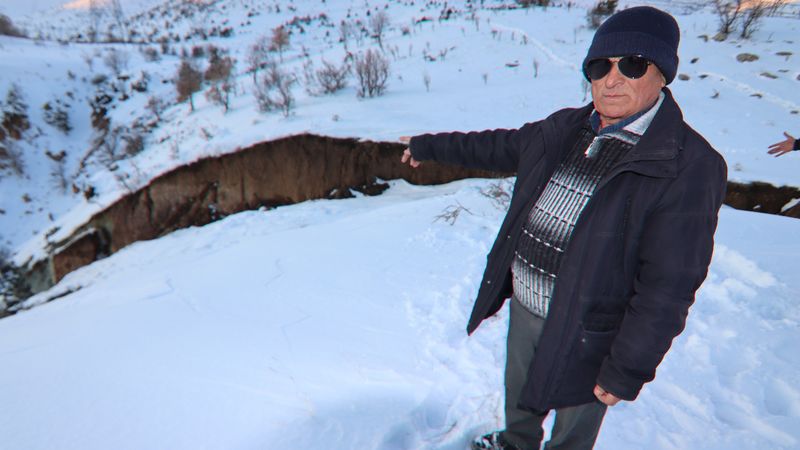 Depremin şiddetini ortaya koyan görüntü: Dağ yarıldı