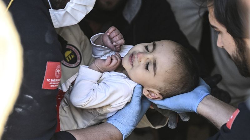 Hatay'da 133'üncü saatte bir bebek daha enkazdan çıkarıldı