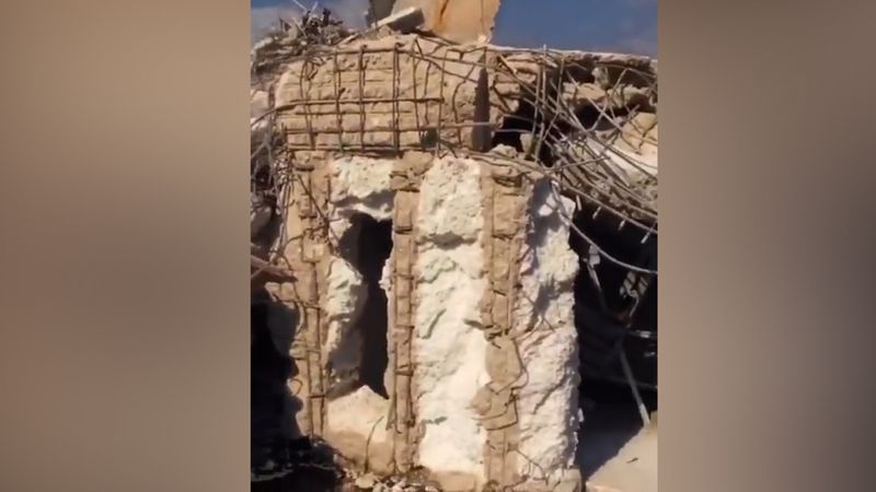 Hatay'da yıkılan bir binanın kolonlarından köpük çıktı