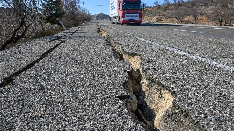 Adıyaman'da depremin yarık oluşturduğu yollar onarılıyor