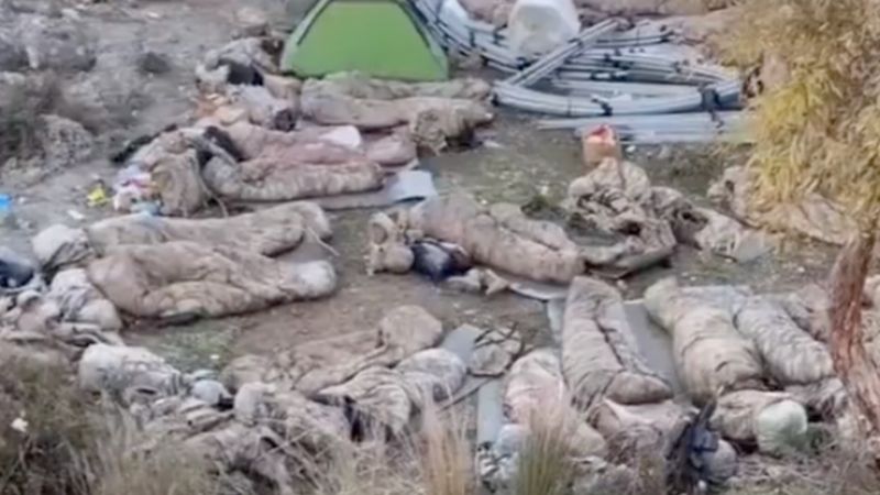 Çadırlar depremzedelere kalsın diye açıkta uyuyan askerler