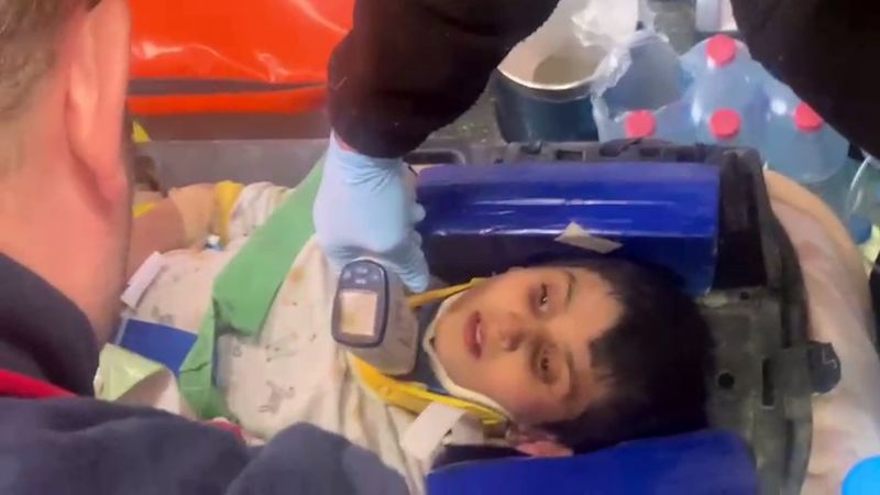 Gaziantep'te enkazdan çıkarılan çocuk: Damacana getirin çok susadım