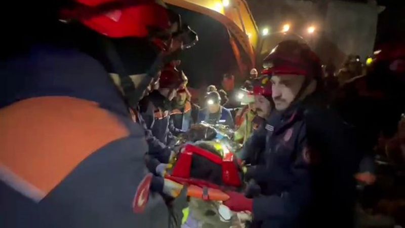 Hatay'da kurtarılan kızın sevinci: En büyük asker bizim asker