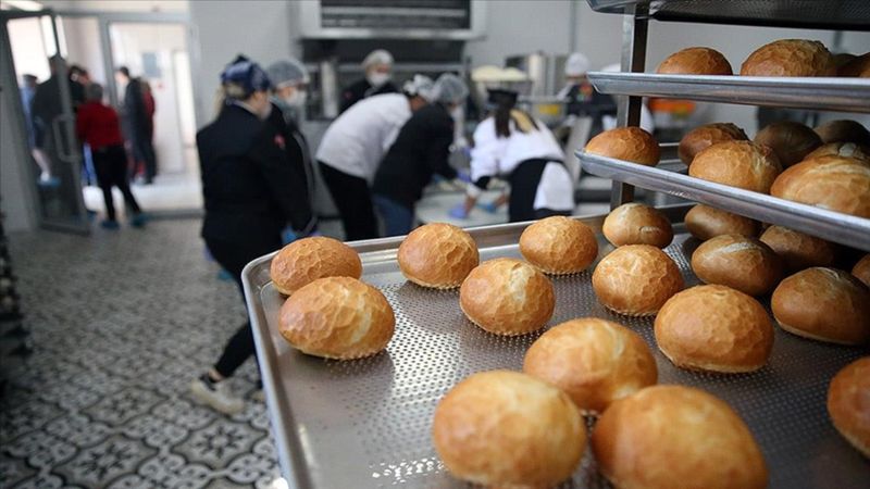 Depremzedeler için okullarda 1,6 milyon ekmek üretildi