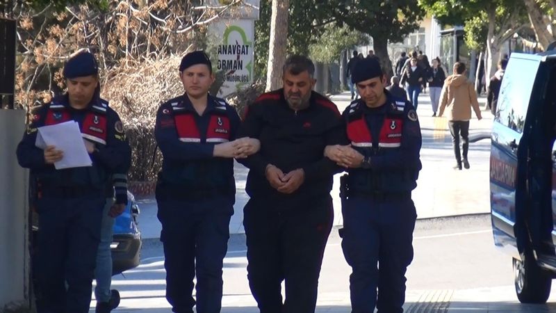 Hatay'da yıkılan binanın müteahhiti depremzeler için ayrılan apartta yakalandı