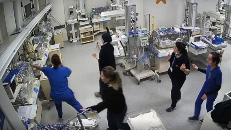 Adana'da deprem anında bebekleri koruyan hemşireler kamerada